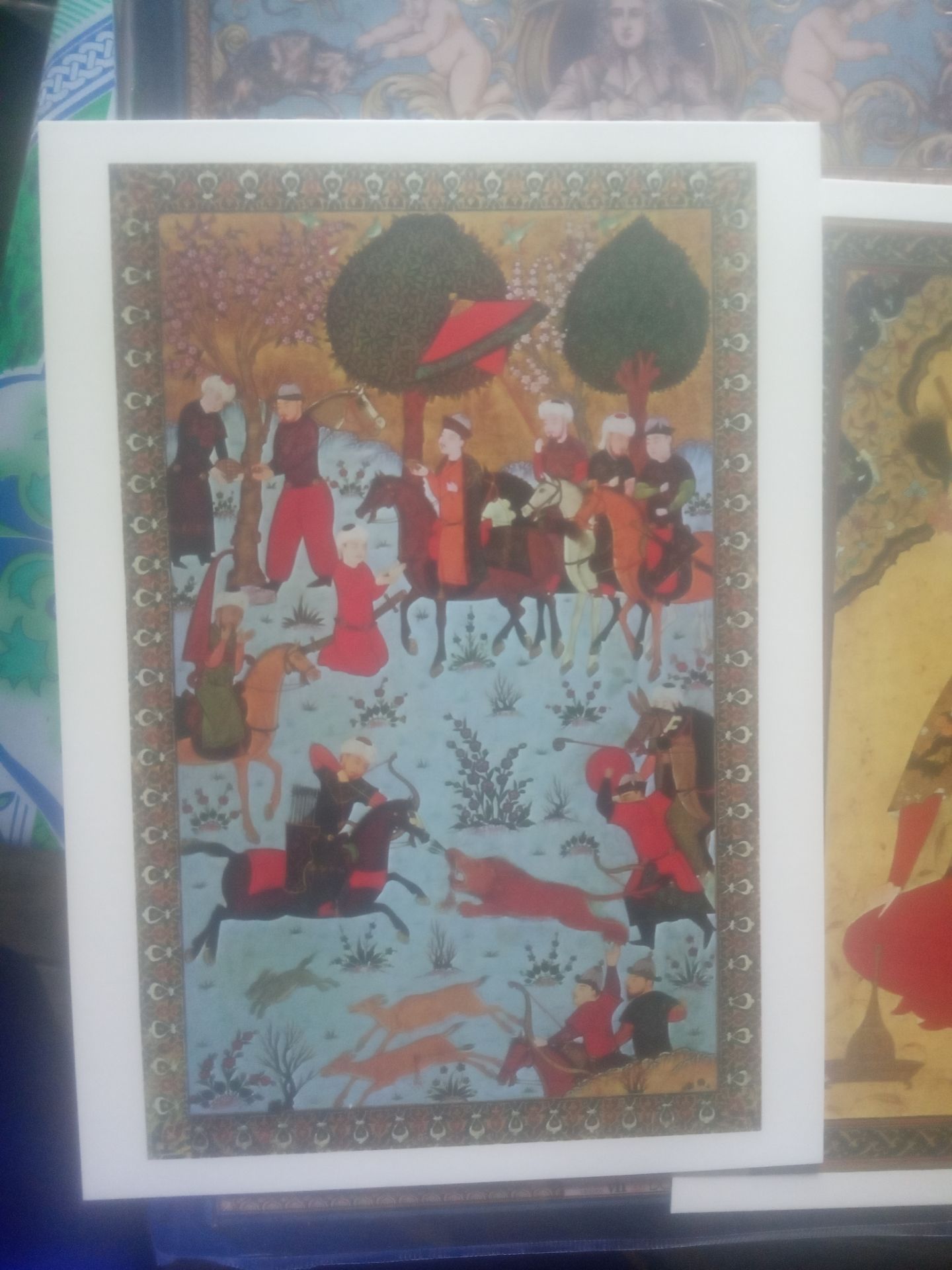 Nhận hàng xong đánh giá ngay cho nóng các bác à. Đây có lẽ là cuốn sách "khủng" nhất mà tôi từng mua. Khủng cả về cân nặng và giá, tuy nhiên mua được đợt sale nên hoàn toàn hài lòng.
Sách của Đông A mua cuốn nào cũng ưng hết. Chất lượng về hình thức, trình bày nội dung. Sách font chữ hơi nhỏ, cũng phải thôi vì nội dung đồ sộ hơn 1300 trang, chữ lớn hơn có lẽ sách còn khủng hơn nữa.
Mới mở còn tưởng là cái giỏ, nhưng thật ra là giấy lót. Lần đầu thấy tiki đóng gói có cái này, nên vận chuyển ko bị "sứt mẻ" gì cả. 5SAO cho mọi thứ.