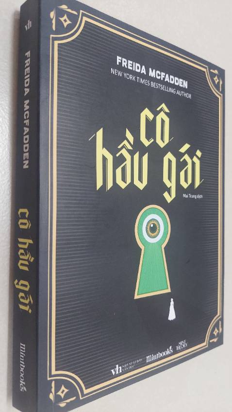 Một cốt truyện, một kịch bản đậm chất Mỹ, một trò chơi điên khùng dưới vỏ bọc ái tình của một kẻ thái nhân cách. Tất nhiên như bao câu chuyện kiểu Mỹ kẻ chủ trò rốt cục lại trở thành nạn nhân của chính trò chơi do mình tạo ra. Freida McFadden rất khéo léo khi tạo dựng một câu chuyện hấp dẫn cùng những nhân vật hết sức thú vị.
Không ngạc nhiên khi bộ phim cùng tên đang trong giai đoạn sản xuất cũng sẽ được ra mắt vào cuối năm nay với sự xuất hiện của ngôi sao đang lên Sydney Sweeney cùng đàn chị Amanda Seyfried.