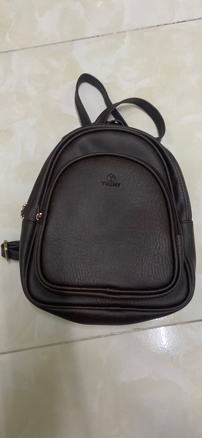 Ba lô cực kỳ cực kỳ đẹp luôn áh mn ạ, da dày dặn, mềm mịn, đường may đều đẹp, khoá kéo chắc chắn, kích thước cũng vừa vặn, tiki còn đóng vào hộp các tông ko hề bẹp dúm chút nào, lúc đầu định chọn màu đen nhưng hết km nên màu đen hết, đành chọn màu nâu thay thế mà nhận được màu nâu hài lòng hết sức, thích hơn màu đen nữa, nói chùn là hài lòng vô cùng