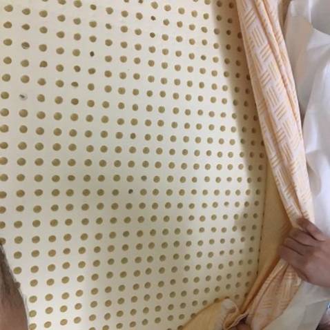 Sản phẩm tốt, giá cả hợp lý, nhiều quà tặng, mình mua 1 cái nệm mà được tặng hẳn 1 bộ ga chun chun, 1 đôi gối cao su cao cấp, mũ bảo hiểm với đủ các thứ quà nữa. Nhân viên tư vấn cũng rất nhiệt tình, giao hàng nhanh.