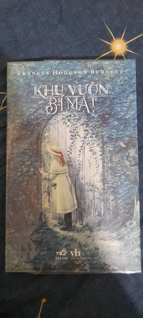 Bìa sách đẹp, trộm vía không bị trầy xước hay bong gáy trong quá trình vận chuyển dù không có seal. Nội dung thì khỏi phải bàn, mình mới đọc chừng một nửa thôi nhưng cảm giác như được quay về tuổi mộng mẹo luôn í :> dung dị, mơ mộng dễ thương và rất rất là hay luôn.