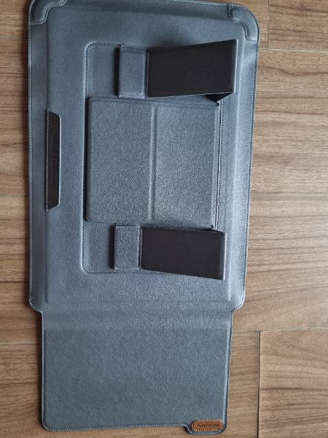 Giao hàng không đúng màu. Đặt màu nâu mà shop giao màu xám. 
Khi giao hàng do người khác nhận hàng giúp nên ko kiểm tra tại chỗ được, sau 3 ngày giao hàng mới khui hàng. Xem lại chi tiết đơn hàng từ ứng dụng mới chắc chắn là giao ko đúng màu. Giờ cũng chưa biết làm sao, đành phải sử dụng luôn màu xám, hơi ko hài lòng.