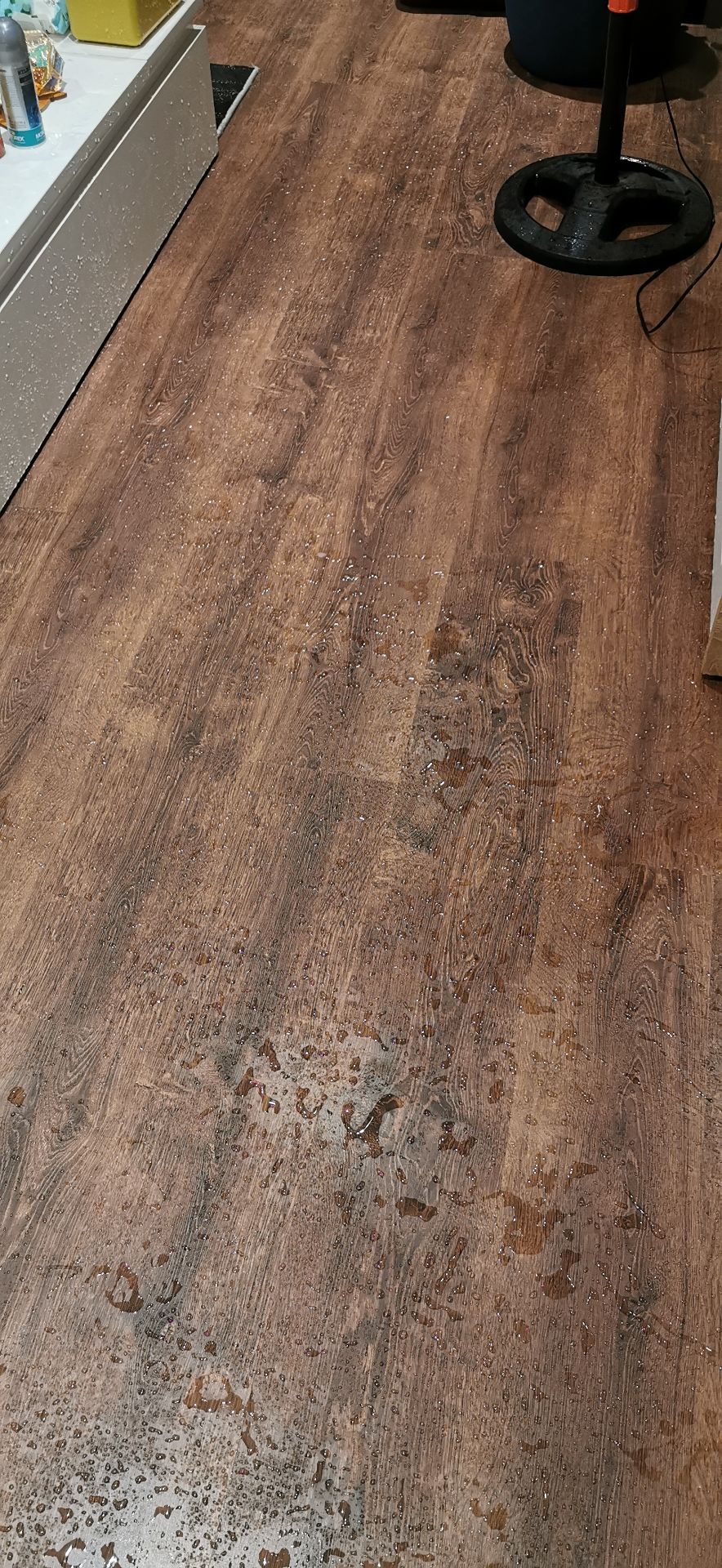 Chất lượng rất tệ, nước rỉ cả 2 đầu vòi, và mình sử dụng chưa được 5 phút thì vòi bị rách và bung ra làm nước tung tóe khắp nhà. Mua phí tiền.