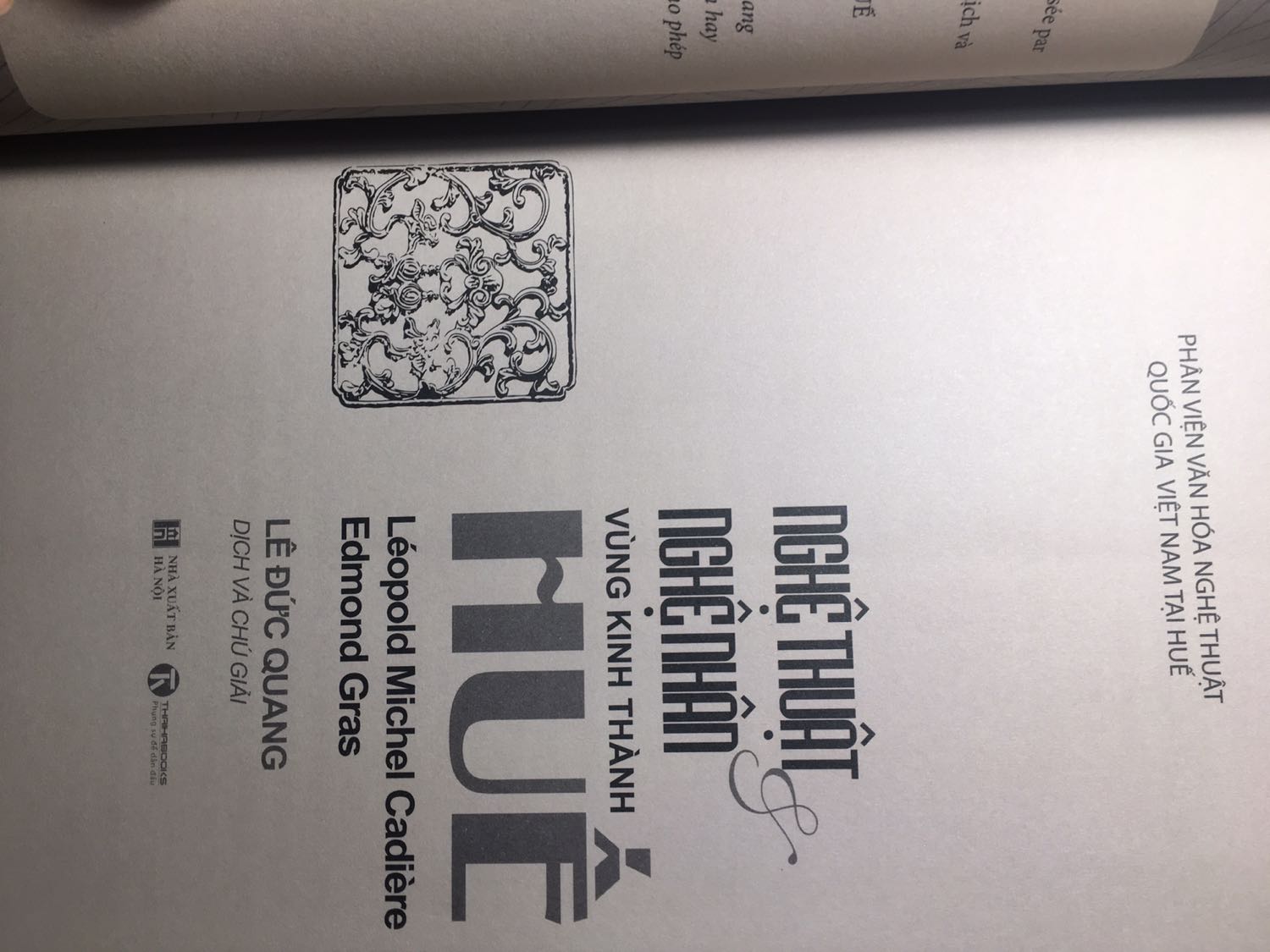 Bìa với hoạ tiết và chữ in nổi, chất giấy rất đẹp, rất nhiều trang in mầu (mầu của giấy cũng thay đổi theo), dán và khâu gáy sách cẩn thận, 1 cuốn sách in ấn để lại nhiều thú vị, :)