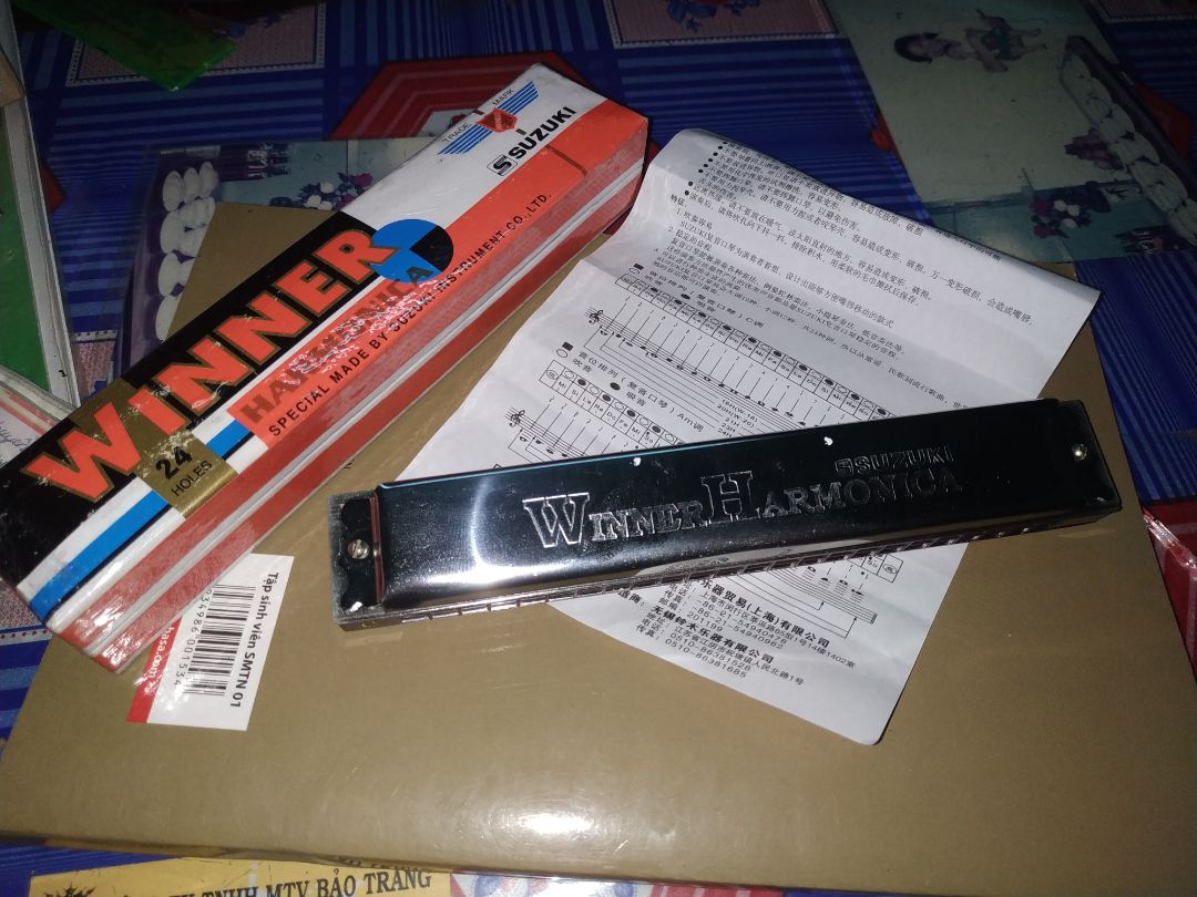 quá ngon, hàng đẹp cầm chắc tay, hộp đựng bằng giấy cứng lấy băng keo bao lại là đựng ngon lành, kèn gia công không có chi tiết thừa, chất âm thì trên Youtube có nói chứ mik cũng beginner th, ngoại hình vầy là ngon r, so vs suzuki study 24 thì cái này k có sơn màu chỗ nốt đô nên có vẻ hơi khó cho ng mới tập cơ mà cũng chẳng cần lắm tập 1 tí là quen à ?