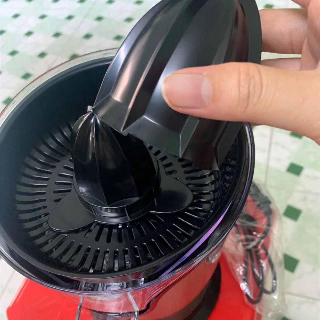 Giá tiền ok, hàng giao nhanh và ko thấy lỗi. Máy đẹp chắc chắn. có thể vắt bưởi nữa nhưng hạn chế thôi nha mn