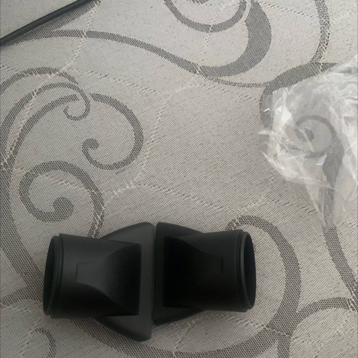 Mức độ gió có 3 chức năng, kiẻu sấy 2 chiều nóng lạnh. Máy cầm hơi nặng tay. Lúc mới mua hơi bay mùi nhựa hơi hắc nên chỉ cho 4sao. Nút công tắt với nút mức gió cả 2 đều điều chỉnh lượng gió :)))).