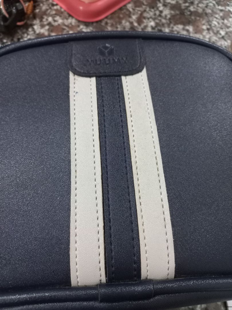 túi om lắm nhé mình mua 2 cái liền đựng mĩ phẩm thì ok rồi, đựng làm ví đi chợ cũng tiện nhưng không có 2 ngăn thôi