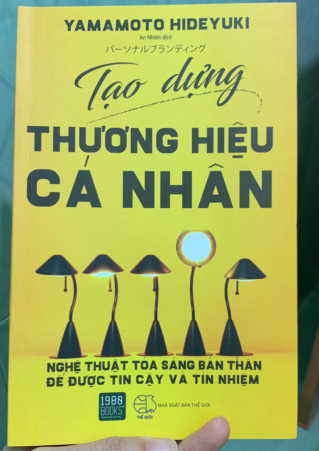 Trừ chất lượng bìa cứng, giấy in dày thì ko có gì hay hơn để đánh giá.
- Sách tuy 198 trang như ko dc mấy chữ trên 1 trang.
- Cách trình bày ok nhưng nội dung thì ko có gì đặc sắc.
- Giá bán khá cao so với chất lượng của 1 cuốn sách như này.