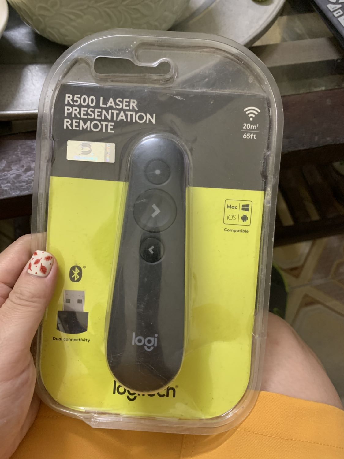 Tiki dạo này giao hàng hay bị chậm, thường báo delay ít nhất 1 ngày. Hàng lúc nhận trông như hàng vứt xó lâu ngày, vừa bẩn vừa móp méo, khá thất vọng. Mặc dù vậy unbox thì không sao. Có điều dòng sản phẩm này không có túi bọc nên sẽ bất tiện nếu để trong túi có nhiều đồ như mình, dễ xước xát và bám bẩn. Mình nghĩ Tiki cần quản lý triệt để hơn.