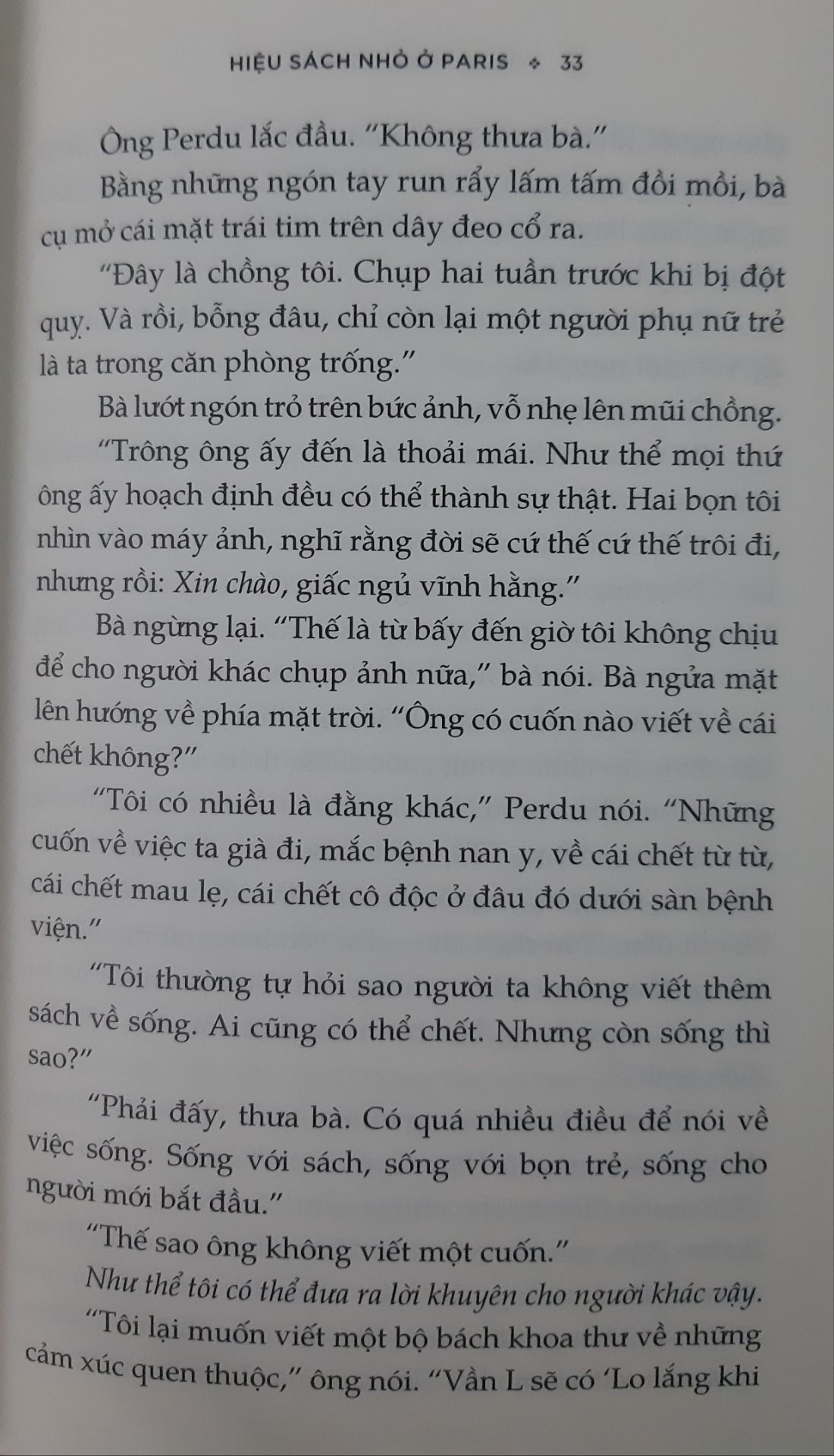Một quyển sách sâu lắng đầy hấp dẫn.
Giá mà ngoài đời có thể gặp được ai đó kê thuốc bằng sách như thế này. Ông ấy vốn không thể tự kê thuốc cho chính mình, nhưng lại trị liệu được cho rất nhiều người khác. Để bắt mạch được căn bệnh của bản thân, ông đã phải đi vòng một chuyến, trong khi chữa trị cho người khác thì đơn giản hơn nhiều....