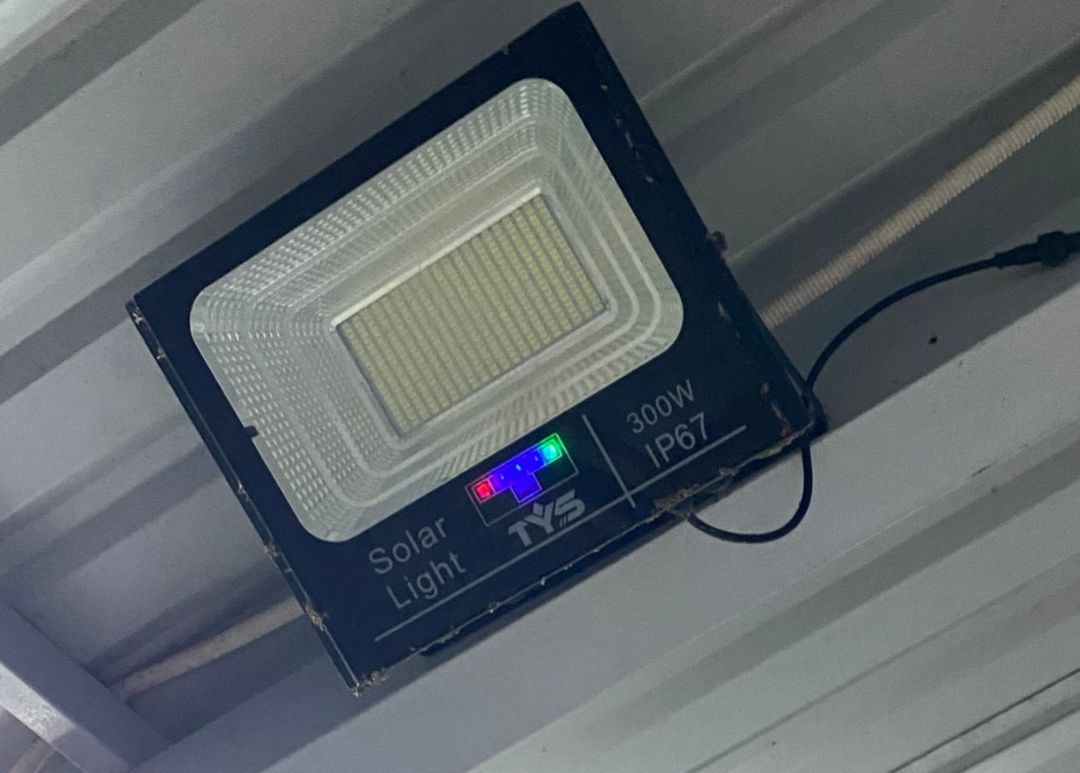 đèn k bật chế độ auto mà sao chiều 5h30 tối rồi mà bật lên chừng 1 phút là tự tắt 1 phút là tự tắt
------‐
Mua 2 lần, lần đầu mua 300W thấy ok đèn sáng nhưng lỗi hỏi thì không thấy trả lời hay liên hệ hỗ trợ. mới mua lại cái thứ 2, đặt 300W nhưng gửi thì gửi là sản phẩm khác, 350W nhưng chất lượng không bằng, sáng cũng k bằng cái 300W mua trước kia, hỏi thì k thấy trả lời, nhắn tin hỏi shop thì nhận được trả lời cái trước mua bao nhiêu cái sau mua bao nhiêu.