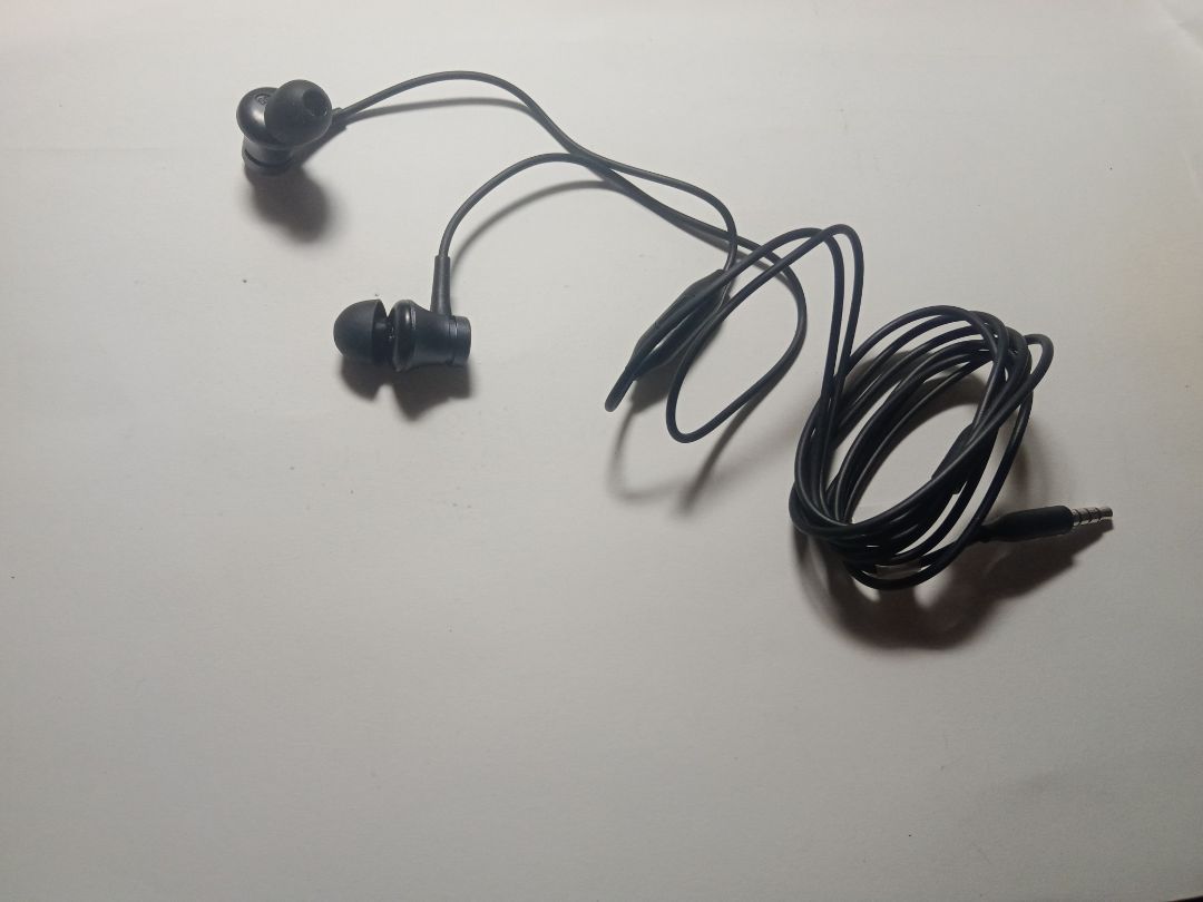 Sản phẩm đúng mô tả. Hộp nhỏ gọn, không bóp méo cũng không nhìn bụi bặm.
1 hộp có 2 bộ nút tai dự phòng.
Chất âm ổn, phù hợp với giá. Âm thanh khá trong.
Shipper thân thiện. Tuy nhiên tiki có một thói quen xấu là ship không đúng hẹn, thường là sớm hơn. Rất bất tiện đối với những người đi học đi làm mà ở một mình.