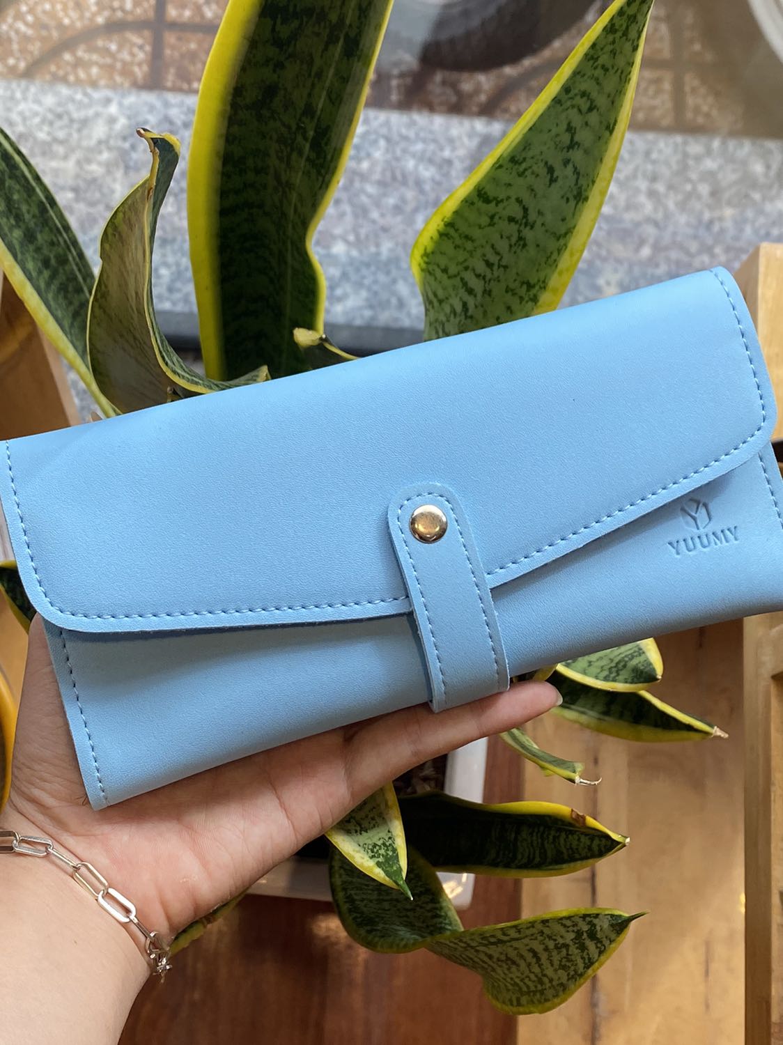 Sản phẩm đẹp , giao hàng nhanh , nhiều ngăn để đồ rất tiện dụng ? đã mua bên shop rất nhiều và lần nào cũng ưng cả ❤️ chúc shop buôn may bán đắt ❤️❤️