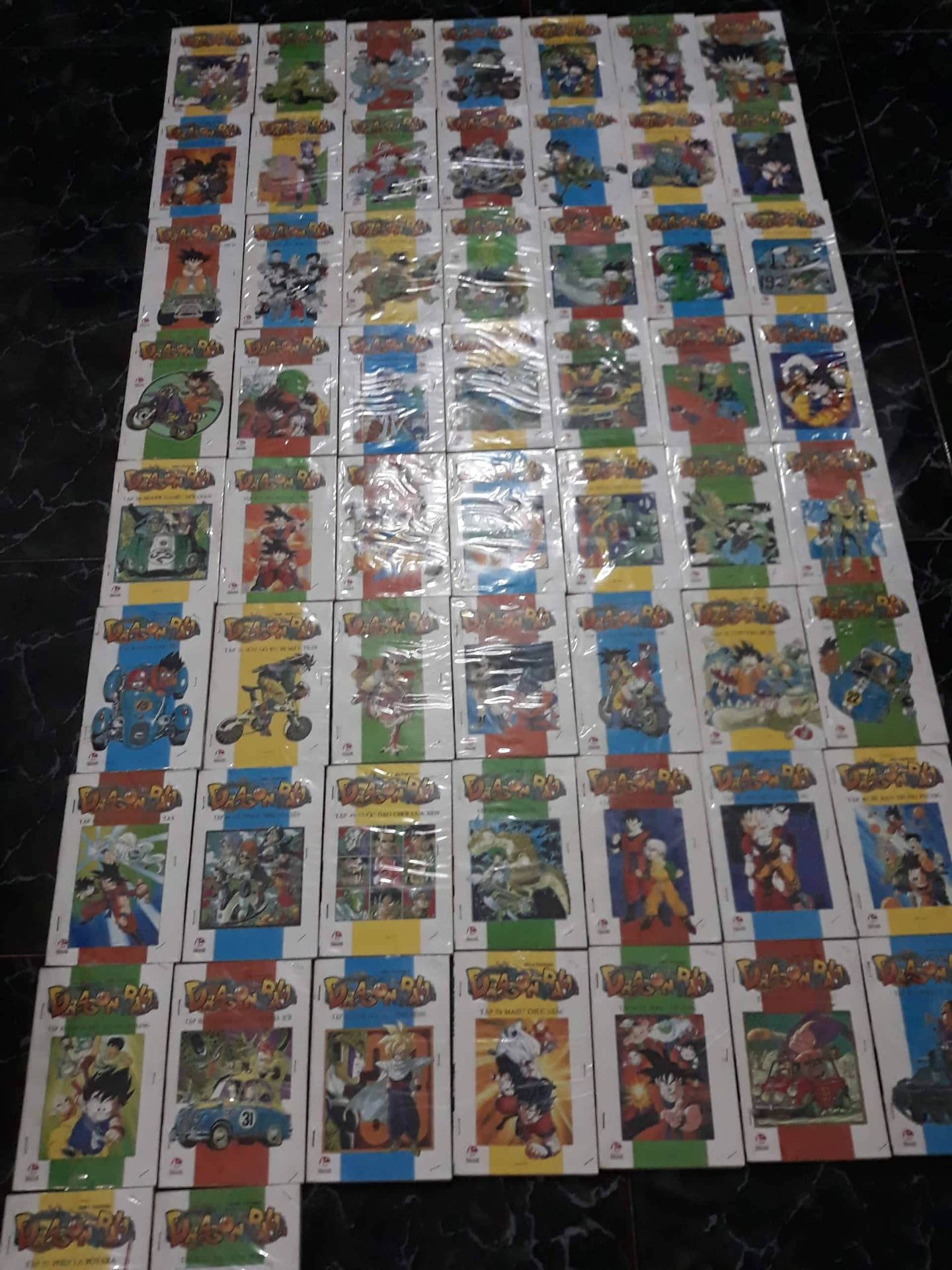 Mua lúc giảm giá 20% Như vậy là sau 17 năm đã có trên tay bộ Dragon ball chuẩn bản dịch. Chất lượng và hình thức rất tốt, lại được mình bọc thêm lớp plastic nên nhìn rất sang. Đây là bộ Dragon ball thứ 2 của cá nhân mình. Bộ trước là vào năm 2003. Hy vọng 3 năm sau bộ Dragon ball full color sẽ lên kệ.