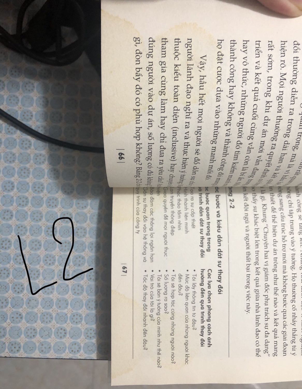 Mình nhận cuốn này vào ngày (1/11) sau khi ktra hàng thì sách rất bẩn, như kiểu vết ố, vết rỉ sắt hay gi đấy, rồi *** thằn lằn ối dồi ôi, m có phản hồi lại tiki ngay sau đó để được hỗ trợ đổi trả, và lần t2 mình nhận thì trong tgian đó mình quá bận nên mình tin tưởng tiki đổi trả thì chắc sp sẽ k có lỗi gi nên mình cũng k ktra, đến nay mình khui ra để đọc thì ôi thôi rất bẩn luon nha mn, mình có đính kèm ảnh lần 1 và lần 2 cho mn xem nha, vì chỉ đăng dc có 5 ảnh thoi, nhưng thực tế mấy chục tấm hình luôn nha mn, vết ố hai lần này nó khá là giống nhau mình nghĩ đây là lô hàng cũ chưa bán hết, mình xem trên bìa là in vào 2017 rất là lâu rồi, và hnay (27/11) m mới bóc ra và liên hệ lại tiki thì bên tiki bảo là chỉ hỗ trợ trong vòng 48h thoi nên vấn đề này mình k dc giải quyết, tr oi mình mua sách tiki rất là nhiều mà bh mình rất rất là thất vọng luôn, các bạn mua cuốn này nên CÂN NHẮC nha, nhìn k khác gi sách cũ, mình mất hứng đọc cuốn này luôn thực sự mà nói mình muốn vứt vào sọt rác dễ sợ 😡😡
