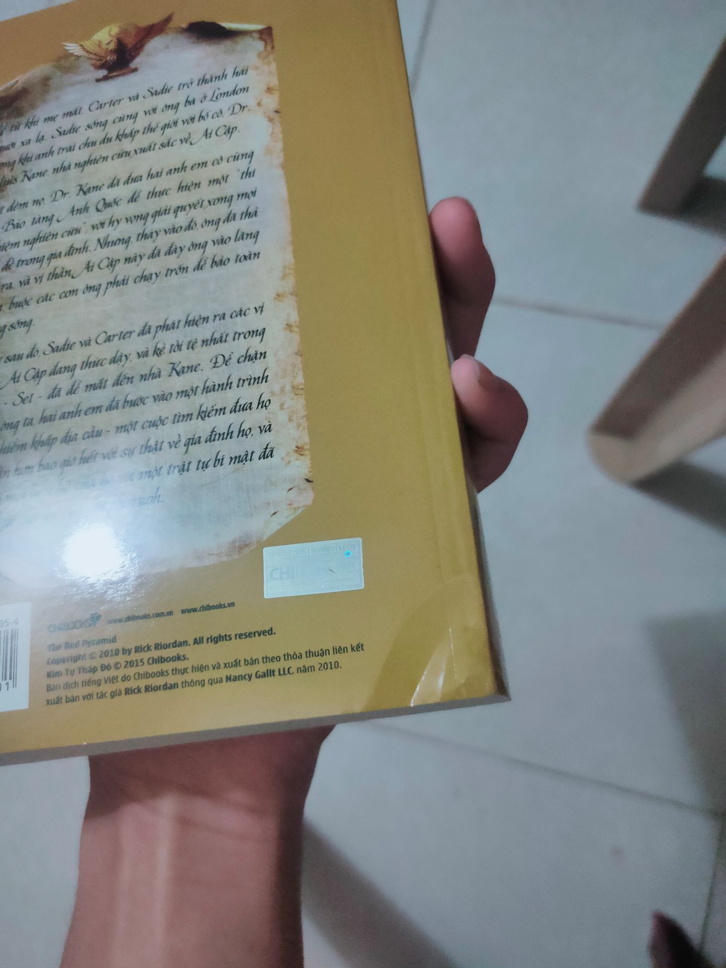 sách bị bóp méo chắc là do vận chuyển. Mình nghĩ lần sau nên dùng hộp to hơn và nên bọc giấy chống va đập