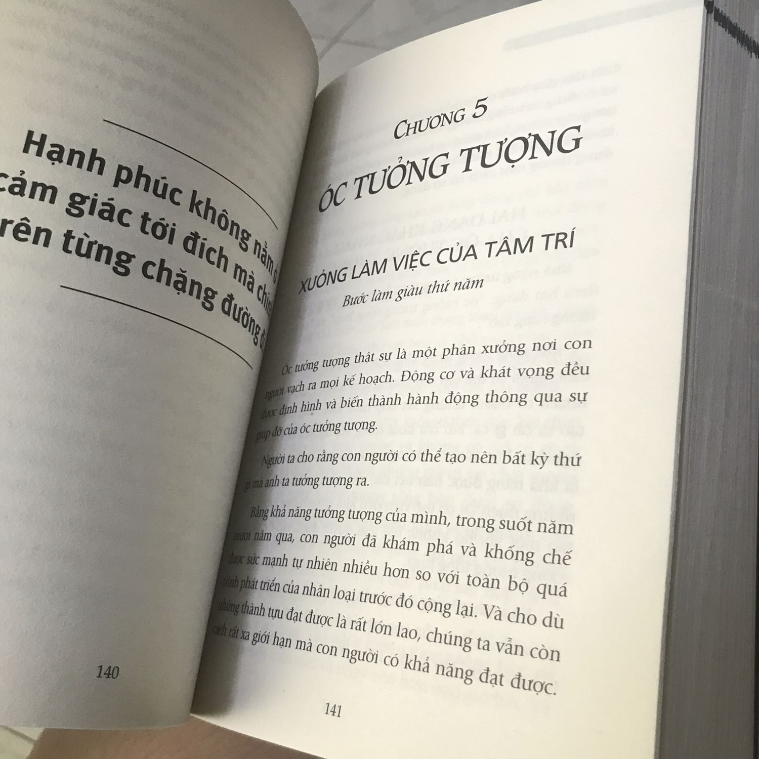Bìa cực kỳ đẹp. Nhưng giấy thường . So với bìa thì giấy này chưa thực sự phù hợp. Làm mất giá trị của cuốn sách hẳn. Để 450 trang nhưng thực tế sách chỉ có 399 trang. Vì là giấy thường nên cầm cuốn sách rất gọn nhẹ. mua hàng tiki nhiều và ưng cực kỳ. Đây là lần đầu gặp phải trường hợp này. Cảm ơn Tiki