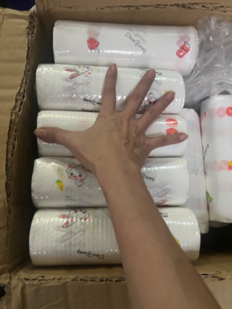 Không hài lòng,đặt mua 2 đơn tổng cộng 40 cuồn size 25cm mà giao size 20cm.Không thích kiểu bán hàng như thế!Shop nên coi lại!không bao giờ mua lại lần thứ 2.