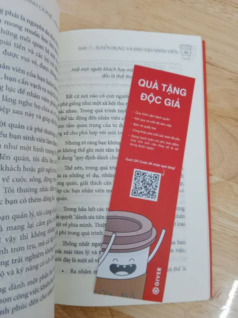 "Kinh doanh để làm giàu chứ không phải chờ giàu mới chạy đi kinh doanh". Mình rất thích câu này của tác giả. Mở quán cà phê là mong muốn từ lâu của mình, nhưng  lại k biết bắt đầu từ đâu và như thế nào, cứ chần chừ mãi vì có bao vấn đề vướng vấp khiến mình trăn trở. Quyển sách như 1 cứu tinh tháo gỡ các nút thắt. Các câu chuyện của tác giả rất thực tế, truyền cảm hứng và động lực cho mình.
Sách viết ngắn gọn, hóm hỉnh, dễ đọc dễ hiểu, tiki giao hàng nhanh. "Kinh doanh để làm giàu chứ không phải chờ giàu mới chạy đi kinh doanh". Mình rất thích câu này của tác giả. Mở quán cà phê là mong muốn từ lâu của mình, nhưng  lại k biết bắt đầu từ đâu và như thế nào, cứ chần chừ mãi vì có bao vấn đề vướng vấp khiến mình trăn trở. Quyển sách như 1 cứu tinh tháo gỡ các nút thắt. Các câu chuyện của tác giả rất thực tế, truyền cảm hứng và động lực cho mình.
Sách viết ngắn gọn, hóm hỉnh, dễ đọc dễ hiểu, tiki giao hàng nhanh.