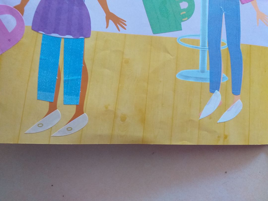 decal mỏng, dễ rách - so với các cuốn dán sticker, keo kém, nhiều hình ảnh cắt chưa hết và không đúng. 
màu sắc in không đẹp