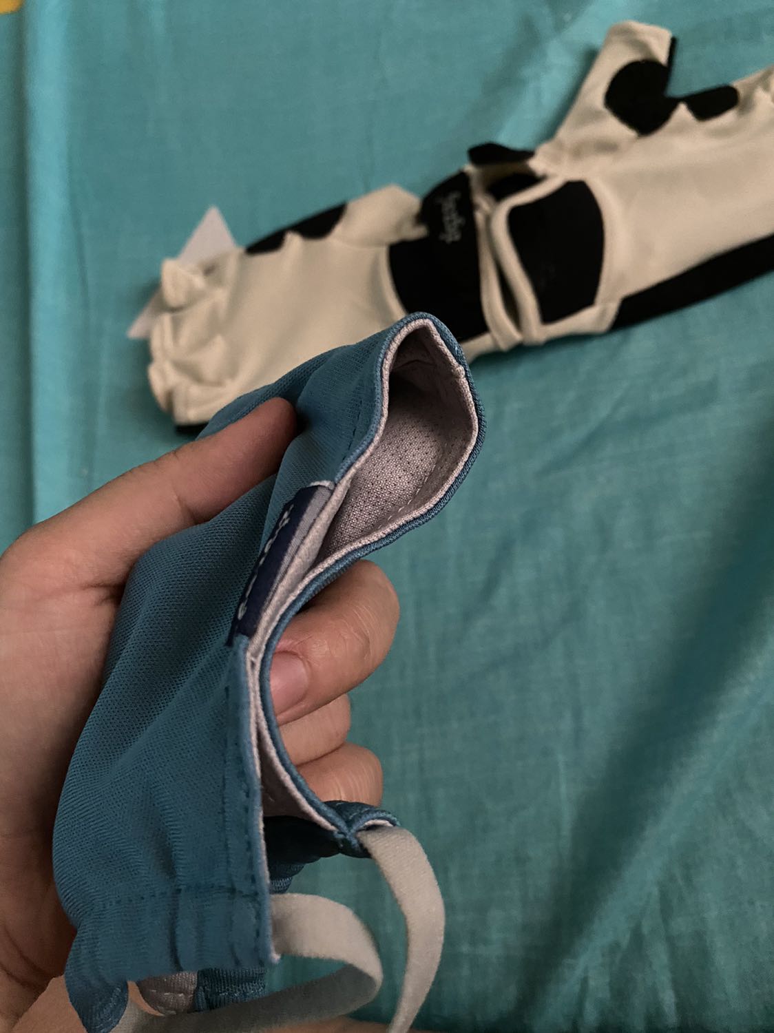 Chất liệu vẫn vậy. Lớp lót bên trong mềm mịn đeo rất thoải mái. Mua đợt size giá chưa tới 50k nhưng đeo dc hơn 1 năm là điều chắc chắn.
Màu như hình.
Điểm trừ:
Sản phẩm ko để size nên kiểu nhắm mắt đặt đại.
Mỏng hơn lúc trước. Điều này mình cam đoan. Cái này chỉ dày cỡ 2/3 cái cũ mình mua cách đây hơn 1 năm. Ko biết để bán đợt sale nên làm mỏng lại hay từ lâu hãng đã làm vậy nhưng mình ko biết.