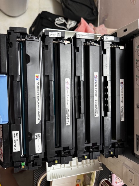 Mua 2-3 lần ở shop rồi. Các lần trước đều ok . Lần này mua nguyên bộ 4 màu thì nhầm mã. Thay đổi chip thì trầy trật báo lỗi riết nay lười đổi luôn. Lâu nay cũng quên , giờ vào tìm mua bộ mực khác nên sẵn tiện review luôn