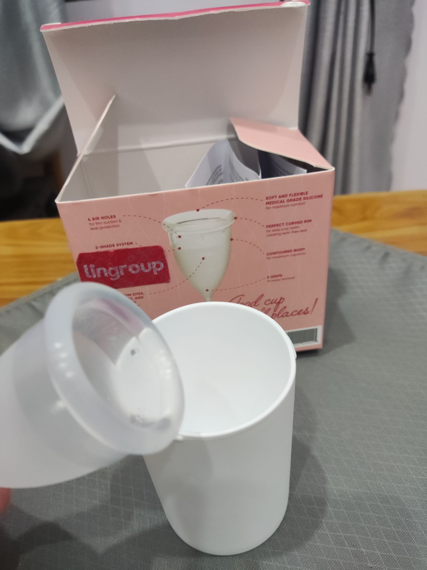 sản phẩm có tem seal có cảm giác an toàn mua hàng chính hãng. sản phẩm 1 hộp nhựa và 1 cốc kèm tờ hướng dẫn. hơi lo ngại xíu vì mua size nhỏ nhưng thành cốc có vẻ quá dày so với tưởng tượng, vì chưa từng sử dụng nên nhìn dày thế này thì hơi thốn ấy.