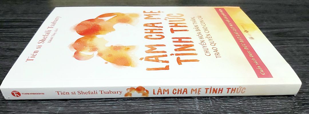 Nếu cha mẹ đã áp dụng nhiều bí quyết trong nuôi dạy con mà không đem lại hiệu quả thì cuốn sách này giải thích dễ hiểu và rõ ràng về nguyên nhân không hiệu quả đó: tất cả đều xuất phát từ nơi khởi nguồn của rắc rối – sự vô minh. Cuốn sách cũng chỉ rõ, dạy con trong tỉnh thức không dành cho những người yếu tim, vì phương pháp này đòi hỏi ta phải dũng cảm thoát ra khỏi căn nguyên của những đau đớn về tinh thần, nhờ đó ta có thể củng cố mối quan hệ với con trong lãnh địa của sự thiêng liêng, và ở nơi đó, con là cộng sự tinh thần, thậm chí là người dẫn đường, giúp ta chuyển hóa tinh thần. Chỉ khi ta dũng cảm để bản thân thoải mái tiếp cận với lãnh địa chưa biết đó để thay đổi và phát triển bản thân, ta mới có thể nuôi dạy con trở thành thực thế trọn vẹn và khỏe mạnh. Cuốn sách chính là “thánh kinh" đối với tất cả các bậc cha mẹ thời nay – những người tận tâm nuôi dạy những đứa con của tương lai.