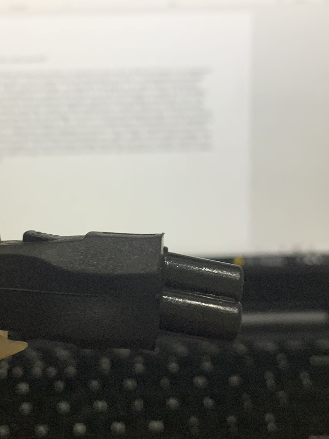 Cục sạc phát ra âm thanh điện rè rè đứt quãng, gắm sạc cũng có mùi nhựa cháy. Chốt liên kết khá lỏng và dễ không ăn.

Mình không dám sử dụng nữa.