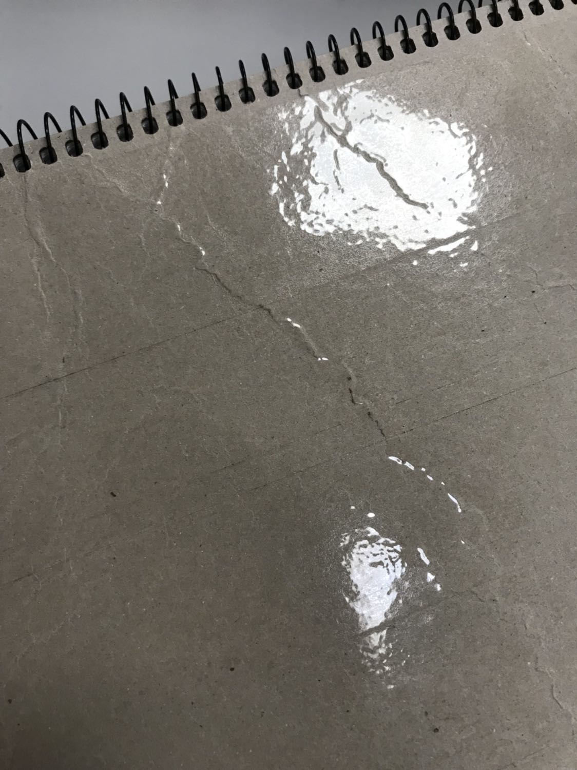 Deli bao gói bọc chống sốc rất kỹ nhưng mà vì k có hộp cứng nên cuốn sổ đã bị gãy bìa cứng mặt sau cuốn sổ. Gãy nếp và bong lớp giấy bồi luôn nên mình phải dán băng keo hết 1 mặt sau cuốn sổ. 
Giấy màu trắng ngà, k dày lắm, mặt giấy láng. 
Có 1 điểm trừ là cuốn sổ, giấy bên trong có mùi rất là kỳ, hôi, mùi khó chịu. Nên mình nghĩ nếu ngồi vẽ mà mùi này bốc lên chắc k thoải mái lắm đâu. Chắc về mình mở cuốn sổ ra để chỗ thoáng xem thử có đỡ mùi hơn k. Hix