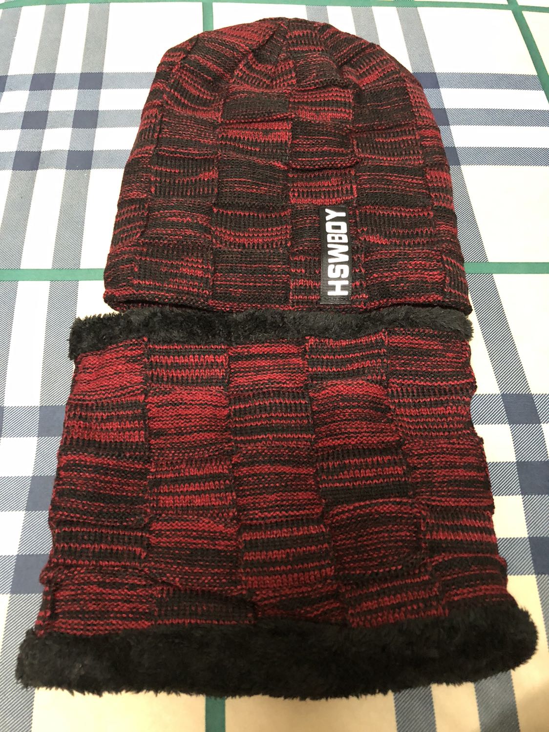 Sp rất ổn, mình hài lòng, nón và khăn đều rộng rãi để dùng cho nam, màu đẹp, phía trong có lót lông, thỉnh thoảng hơi rơi rụng đôi chút bụi vải & chỉ dư.
Các bạn có thể mạnh dạn mua