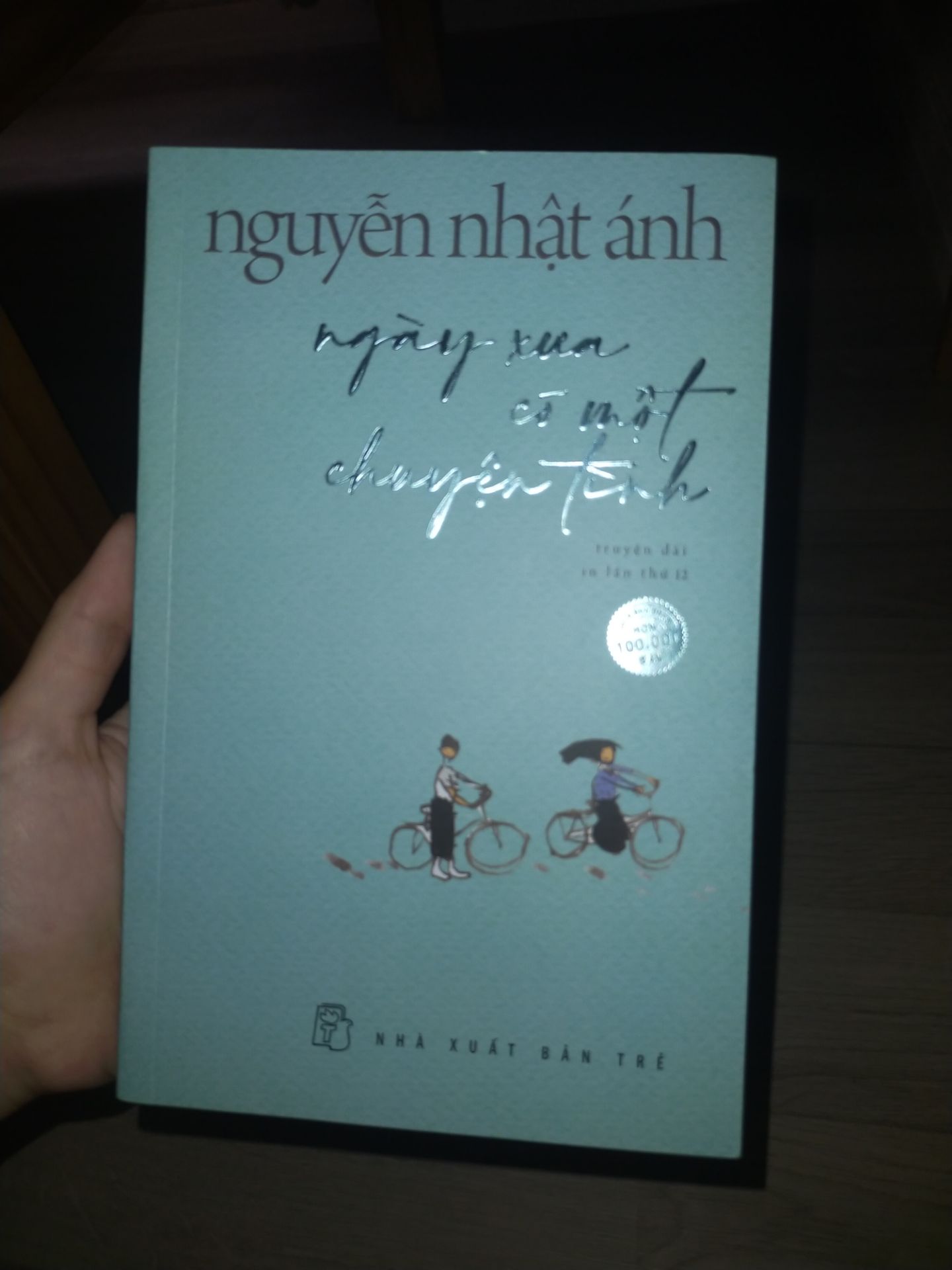 - Chất lượng sách tốt và dịch vụ giao hàng của tiki đều rất ổn.
- Phải nói thật đây vẫn là 1 trong những cuốn sách có cái kết khá đẹp, nó mang lại cho mình cái cảm giác của Mắt Biếc nhưng có vẻ dịu dàng hơn. Giải thưởng của tình yêu chính là tình yêu; tình cảm của mỗi nhân vật được khắc hoạ rõ nét hơn bao giờ. Là 1 cuốn sách xứng đáng để đọc.