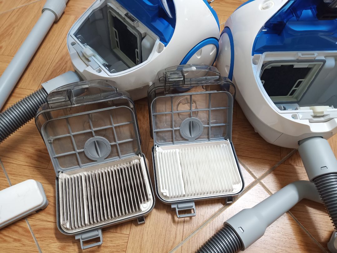 Mua máy này để thay thế cho máy dùng từ cuối 2016 đến nay, mỗi ngày hút 2 lần nhưng vẫn chưa hỏng, hút mạnh, nhưng rất tiếc không mua được màng lọc thay thế. Máy mới dù sản xuất năm 2017 nhưng chỗ hộp lọc bụi thì máy cũ đời 2016 nhìn vẫn phẳng phiu, gia công tốt hơn. Hy vọng cũng sẽ dùng được thêm 6-7 năm.