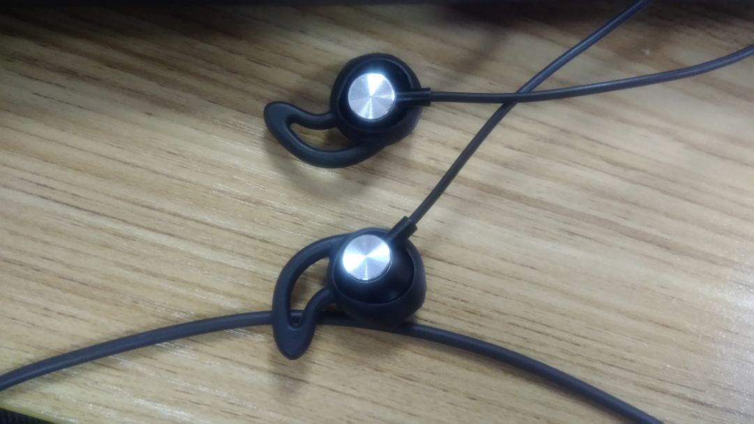 Tai nghe tốt với tầm giá, thiết kế đẹp, dây chống rối, có núm nhét tai nên dùng cả ngày không đau tai.
Đã sử dụng hơn 2 tháng chưa thấy vấn đề gì
Thanks Shop!