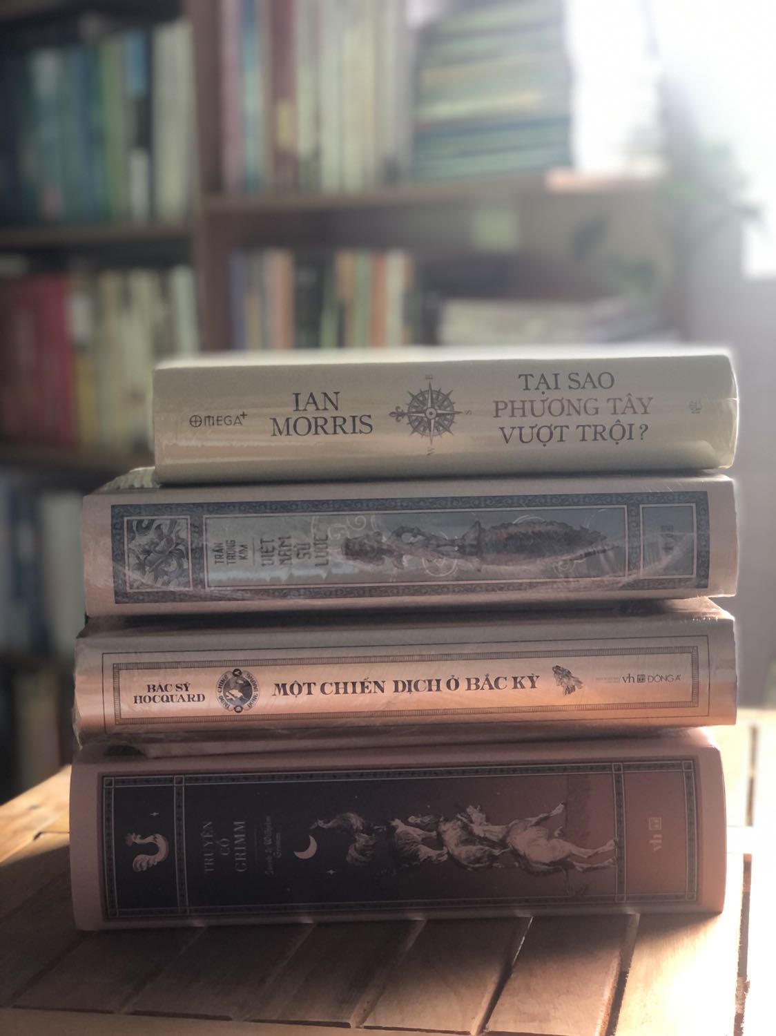 Cầm quyển sách trên tay thích mê. Giấy đẹp, mịn. Chữ to rõ ràng. Hình mình họa cũng rõ nét. Bìa đẹp khỏi chê. Đọc lại từng mẫu chuyeenh gợi nhớ ký ức tuổi thơ từng đọc với phiên bản mini 5k cuốn. Giờ cầm trên tay quyển sách xịn xò hơn rất nhiều nên rất thích.