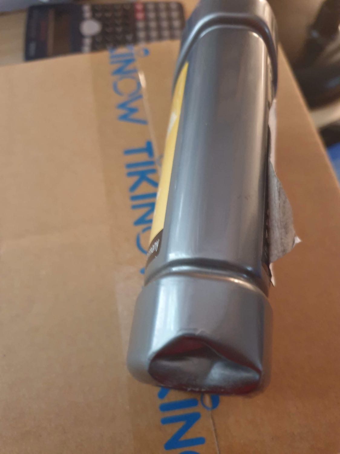 Seal trong nắp không còn, bao bì như thu mua từ đồng nát.