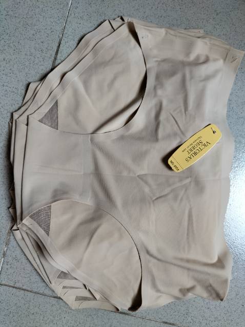 Mặt dù đã chát riêng với shop rồi, mình Đặt mua size 5032, shop giao 5033. Dáng mình bé tí, quần thì to đùng sao mặt vừa. Đành đem cho bà chị họ luôn. Rõ chán.