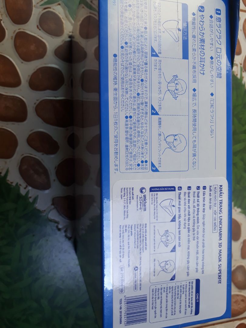 Thiết kế cấu trúc 3D đa lớp độc đáo, ôm gọn và sát khuôn mặt.Thiết kế thông minh chống khuẩn tối đa, ngăn chặn khói bụi thâm nhập vào các khe hở, gia tăng mức độ phòng chống bụi, vi khuẩn trong không khí.Khẩu trang nhô tự nhiên, không sử dụng gọng kẽm, kim loại bất tiện cấn đau vùng mũi như các loại khẩu trang khác.Thiết kế không chạm miệng, vệ sinh, khá thuận tiện với phụ nữ khi vấn đề son môi bị lem dính vào khẩu trang gây phiền phức khi sử dụng, không tạo khe hở ôm vừa vặn nên không làm mờ kính khi đeo khẩu trang.Không gian bên trong khá thông thoáng bởi thiết kế nhô cao nên khá dễ chịu để hít thở, đồng thời giúp giữ nhiệt, ẩm tránh không khí lạnh. Thiết kế cấu trúc 3D đa lớp độc đáo, ôm gọn và sát khuôn mặt.Thiết kế thông minh chống khuẩn tối đa, ngăn chặn khói bụi thâm nhập vào các khe hở, gia tăng mức độ phòng chống bụi, vi khuẩn trong không khí.Khẩu trang nhô tự nhiên, không sử dụng gọng kẽm, kim loại bất tiện cấn đau vùng mũi như các loại khẩu trang khác.Thiết kế không chạm miệng, vệ sinh, khá thuận tiện với phụ nữ khi vấn đề son môi bị lem dính vào khẩu trang gây phiền phức khi sử dụng, không tạo khe hở ôm vừa vặn nên không làm mờ kính khi đeo khẩu trang.Không gian bên trong khá thông thoáng bởi thiết kế nhô cao nên khá dễ chịu để hít thở, đồng thời giúp giữ nhiệt, ẩm tránh không khí lạnh.