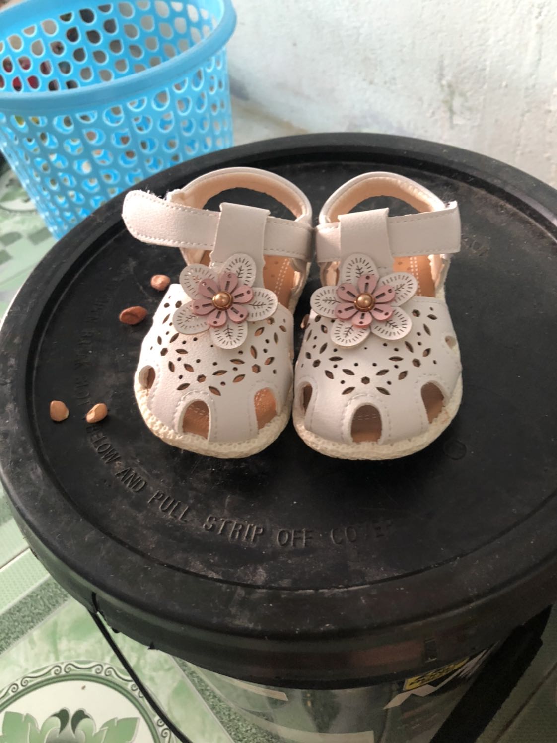 Giày đi êm, keo dán chắc chắn, bền hay ko thì chưa biết nhưng nhìn khá hài lòng. Tiki giao hàng nhanh, đóng gói cẩn thận