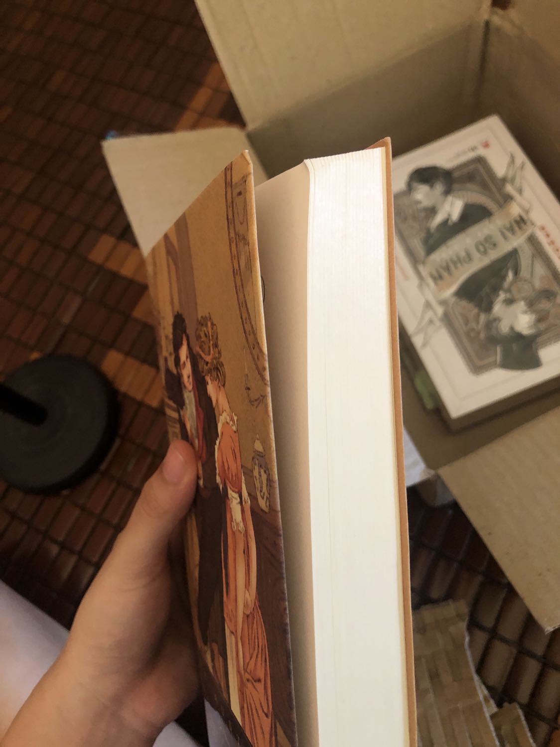 Sách không bao bọc gì luôn, lúc nhận thì 3 cuốn có bọc đàng hoàng còn cuốn ở giữa thì ko bao sách lại, bìa cong, trong sách thì rách, mình thật sự thất vọng về mặt đóng gói và chất lượng shop giao cho mình, theo mình đây không phải nhầm lẫn mà là mánh khoé để shop bán đi những sách bị bóc bìa hoặc rách, không còn gì để nói!!!