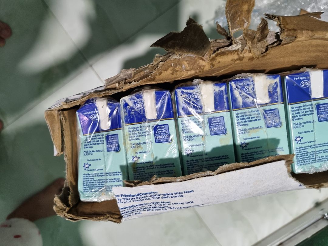 mua lần này là lần thứ 10 rồi mà lần đầu tiên sữa bị chảy như vậy á