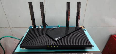 Các bạn lưu ý khi mua con này về không update firmware nhé, firmware mới cho thị trường Việt Nam hay sao ấy và nó cực dở. Bạn để y firmware cũ mà dùng gói free speed của FPT sẽ rất nhanh... up lên thì tức ói máu đó nhé...kaka
Người dủng 1 tháng chia sẽ...
Con này có wifi-6 hai băng tần, băng thông khá, nhưng công suất phát nh, chạy liên tục hơi nóng nha.
So với tầm giá thì khá ổn, ngoại trừ 1 vài điểm lưu ý như trên.