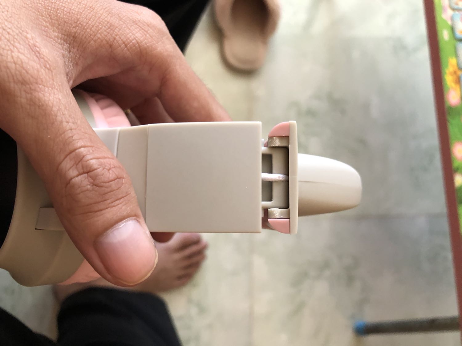 Nhận hàng mới nguyên seal giao nhanh nhưng dây vải bọc dây điện bị hỡ