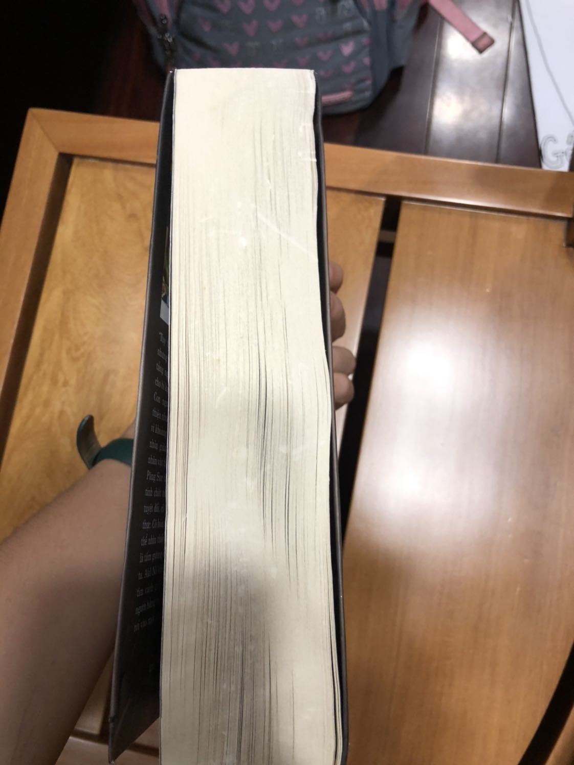 Mình cảm thấy chưa hài lòng lắm khi sách của mình nhìn khá cũ. Bìa sách gần như rách và rất nhiều bụi. Sách có vết rách và giấy mực trắng. Tiki giao khá nhanh. Mình là người rất quý sách nên thấy những vết đó làm mình cảm thấy chưa thật sự hài lòng. Mong tiki lần sau giao sách mới một tí ạ.