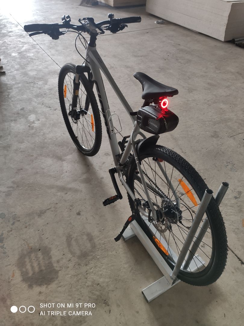 đèn sáng, nhưng lắp dây cho sẵn k chắc chắn, sạc k có báo đèn nên k biết sạc khi nào đầy