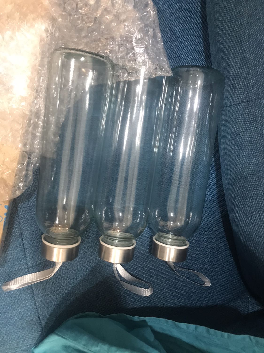 Mua set 5 chai mà đóng gói khá lỏng lẻo nên đã bể 2 chai, 3 chai còn lại xài được, không biết có bắt đền được không nữa, hơi không vui