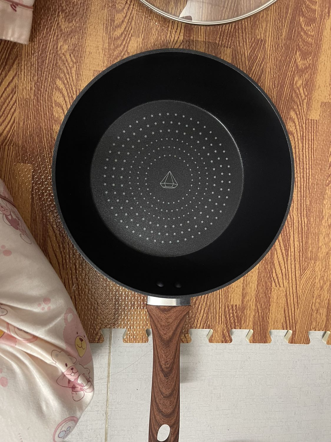 Chảo cầm nặng tay, ngoại hình ổn. Giao hàng nhanh. Mình chưa dùng nên chưa biết chống dính ổn không