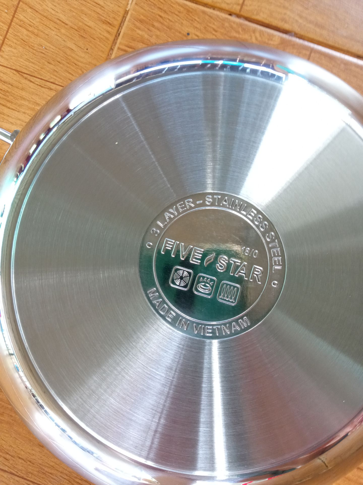 Nhận được hàng siêu nhanh, sớm hơn dự kiến nhiều. Nồi dày dặn, sáng bóng. 24cm là vừa đủ xinh. Được tặng thêm 2 vá xinh xinh.