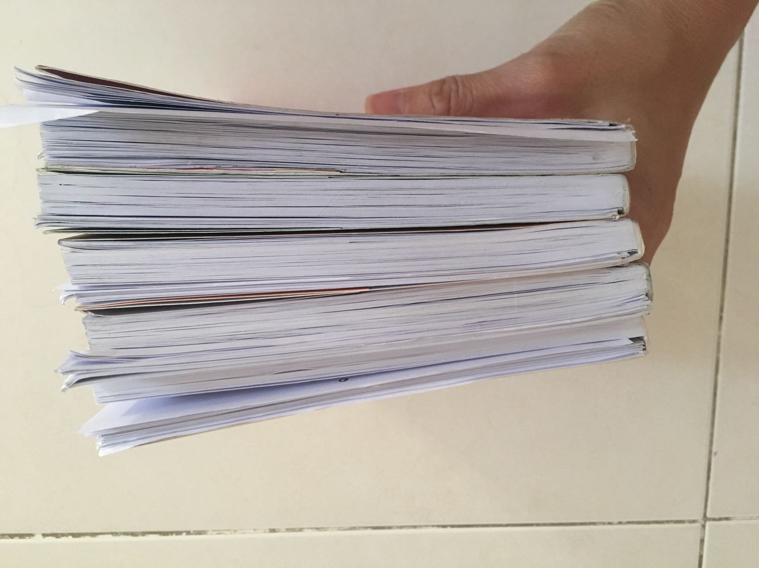 Nội dung sách rất hay, con mình rất thích. Tuy nhiên cả bộ sách hầu như cuốn nào cũng bị long gáy, giấy rớt ra tùm lum, y chang sách giả ấy.